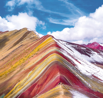 Image de la montagne Vinicunca au Pérou qui est une magnifique montagne arc-en-ciel à plus de 5000 mètres d'altitude