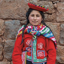 image d'une jeune fille habillée en tenue traditionnelle rouge