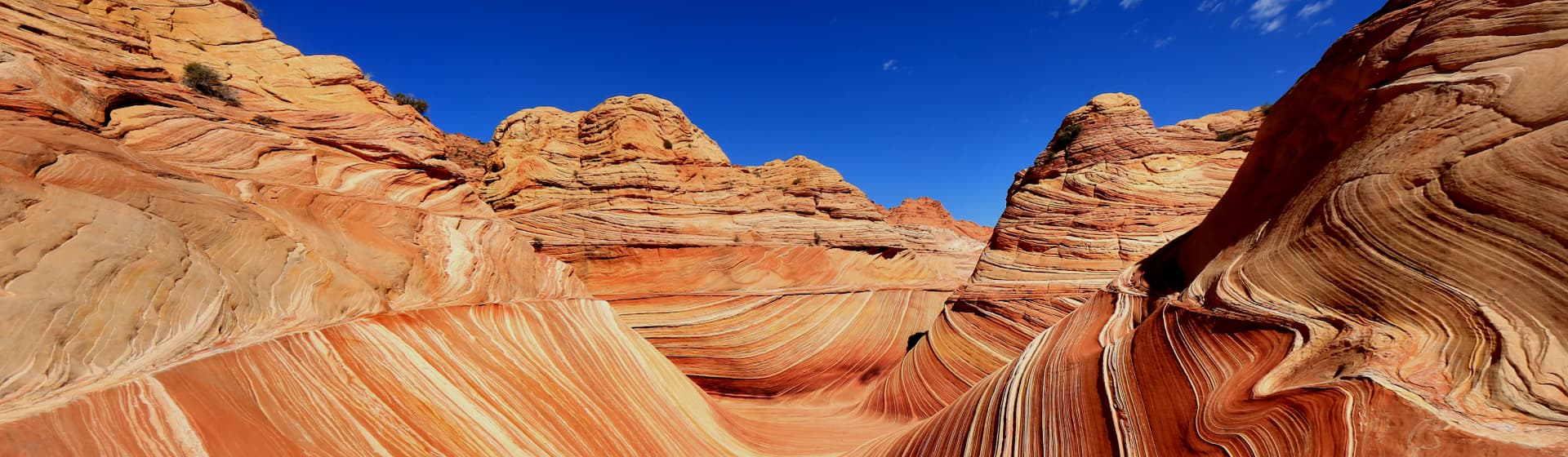 photographie d'un grand canyon avec un ciel dégagé