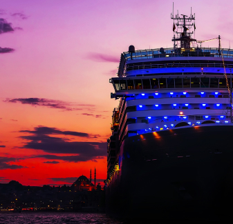 image d'un grand bateau de croisière illuminé par des lumières bleues