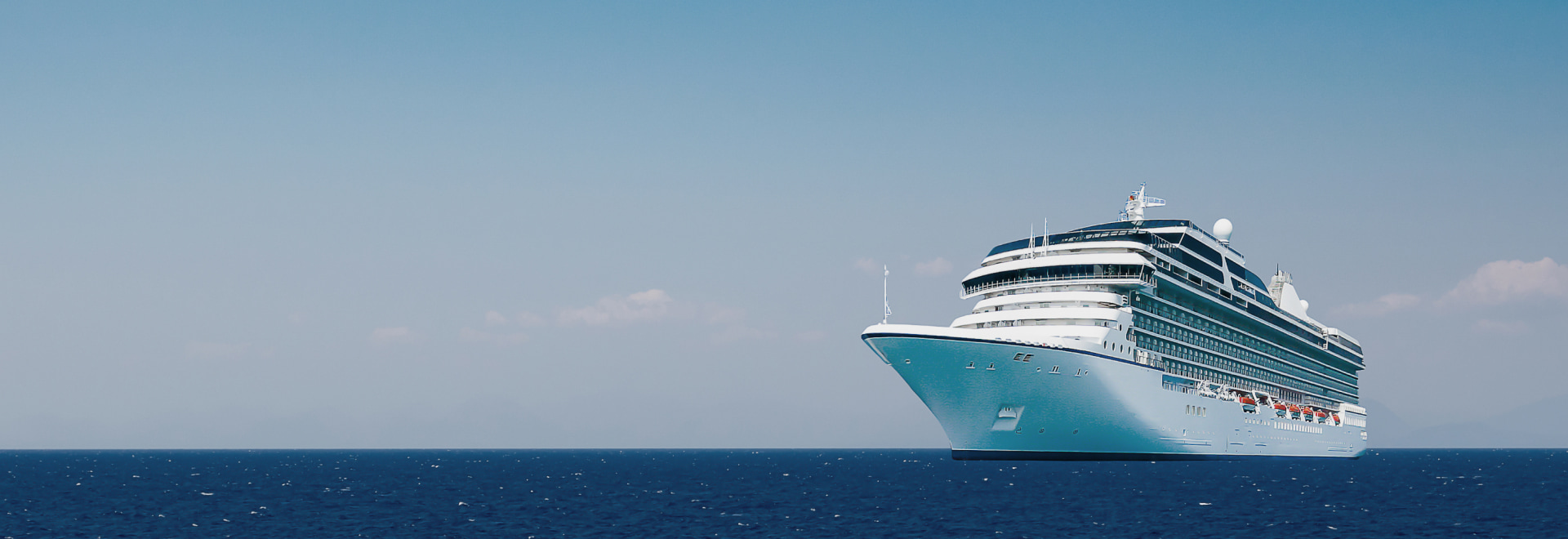 photo d'un bateau de croisière blanc naviguant sur la mer