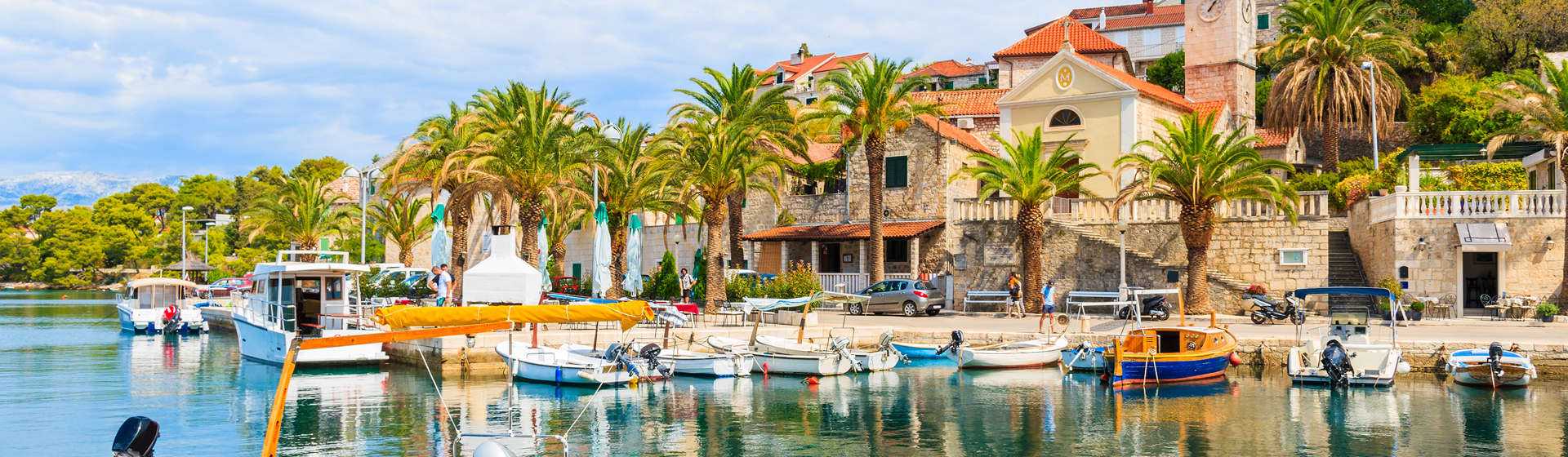 image de bateaux de pêche dans le village de Splitska avec un beau port