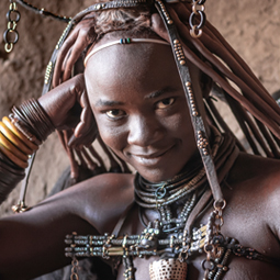 portrait d'une jeune femme souriante Himba qui est un peuple bantou vivant principalement dans le Nord de la Namibie