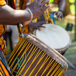 image d'hommes jouant du tambours dans des tenues traditionnelles
