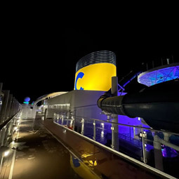 image d'extérieur de nuit d'un bateau de croisière Costa Croisière