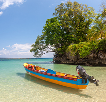 photo d'un bateau de pêche sur la plage paradisiaque de la Jamaïque