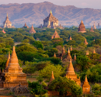 image de plusieurs temples, stūpas et pagodes à perte de vue, au cœur d'une verte et paisible vallée située sur les rives de l'Irrawaddy en Birmanie