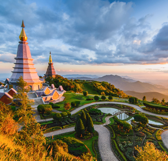 image d'un paysage de deux pagodes dans le mont Doi Inthanon avec la lumière orange du soir éclaboussée à la pagode au coucher du soleil