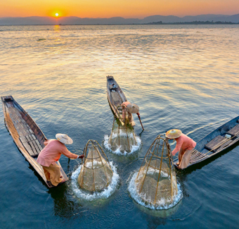 image de pêcheurs d'Intha attrapent le poisson de façon traditionnelle au lac Inle