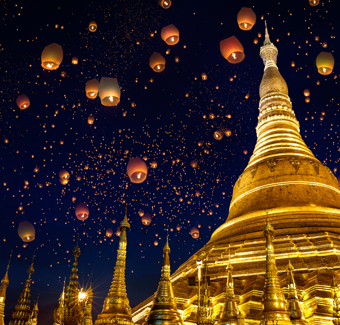 image du pagode du Shwedagon avec pleins de lanternes dans le ciel en pleine nuit à Yangon Myanmar