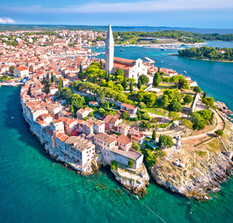 image de la ville de la péninsule historique de Rovinj vue aérienne, célèbre destination touristique dans la région d'Istrie en Croatie