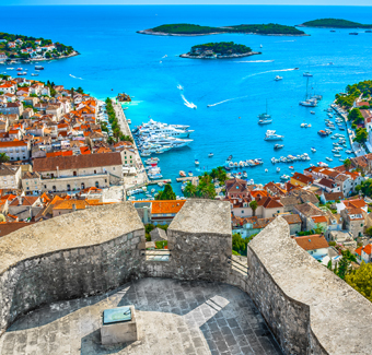 image en vue aérienne sur l'archipel en face de la ville de Hvar