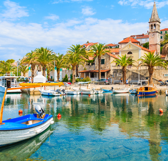 image de bateaux de pêche dans le village de Splitska avec un beau port