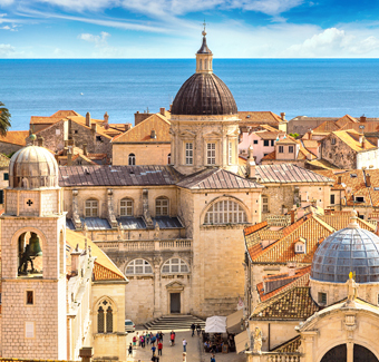 image de la vieille ville de Dubrovnik avec la mer en arrière plan
