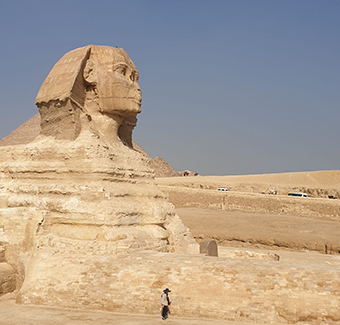 image de côté de la pyramide de Sphinx