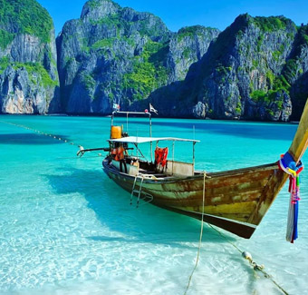 image de l'île James bond avec un bateau garé pour le voyageur Phang-Nga baie