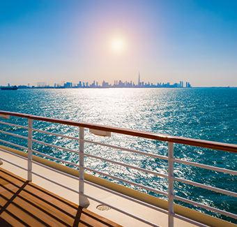 image prit du pont d'un bateau de croisière avec l'horizon de Dubaï en arrière-plan