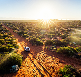 image d'un 4x4 réalisant un safari dans le grand Ouest de l'Australie