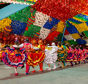 images du carnaval de Rio, avec plusieurs personnes dansant ensemble avec des tenues traditionnelles