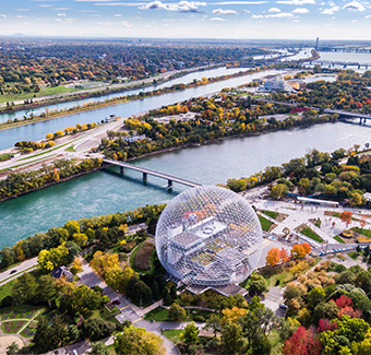 image du centre ville du canada avec pour vue des lacs, des maisons et monuments