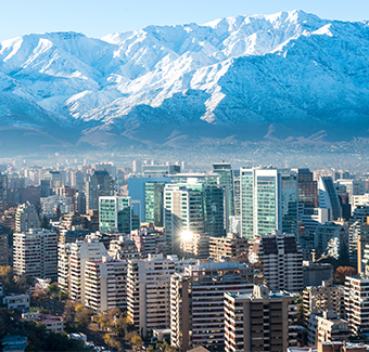 image de la ville de Santiago avec plein d'immeubles et en arrière plan des montagnes neigeuses