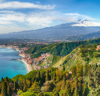 image d'eaux bleues aquatiques de la mer baie de Giardini-Naxos près des stations de Taormine et du mont du volcan de l'Etna