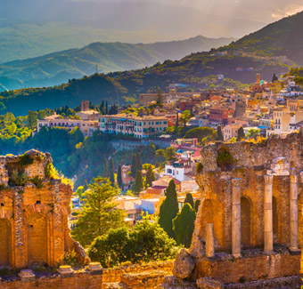 image des ruines du théâtre Taormina au coucher du soleil