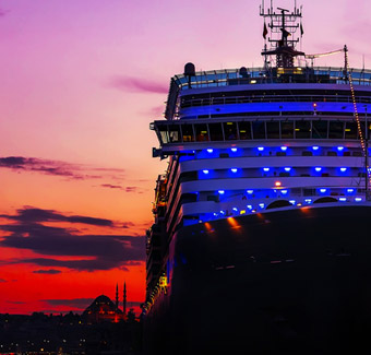 image d'un paysage avec paquebot de croisière de luxe croisière à Istanbul lors d'un coucher de soleil rouge orangé