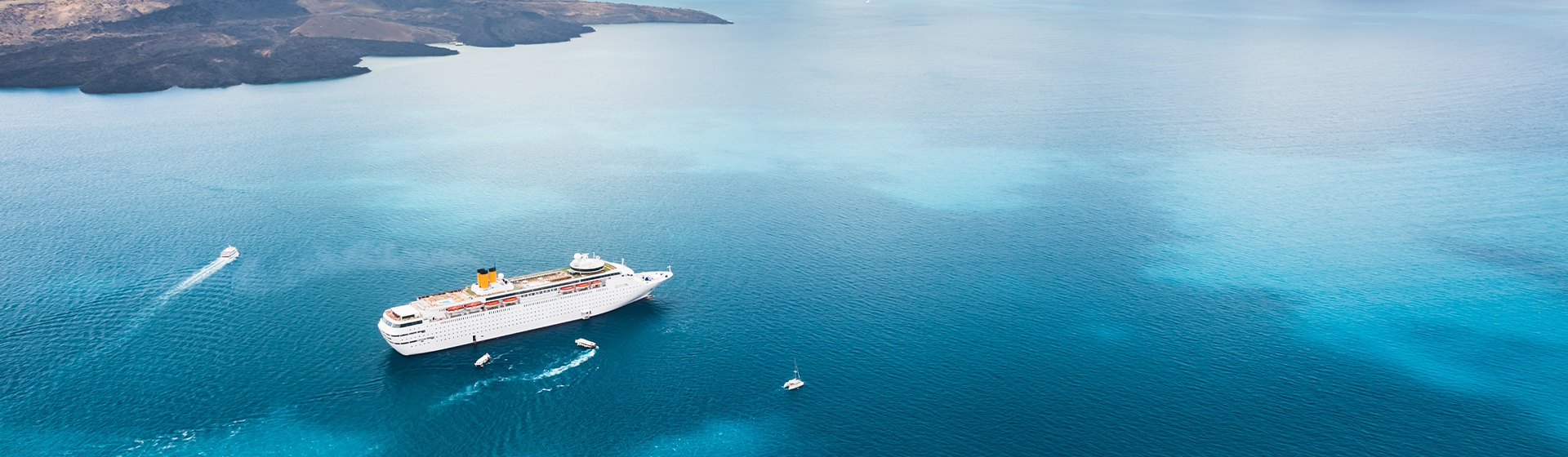 image d'un bateau de croisière naviguant au milieu d'un océan avec des eaux clairs