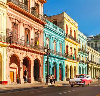 images des façades colorées des maisons à Havane