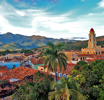 image de la ville de Cuba avec maisons et forêts