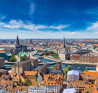 image du centre de ville de Danemark avec comme vue pleins de maison et de passerelle séparant la ville et la mer