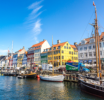image de maisons et bateaux colorés au port de Copenhague