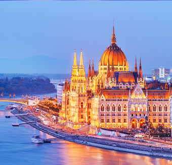 image avec une vue de nuit sur le bâtiment du Parlement sur le delta du Danube à Budapest en Hongrie