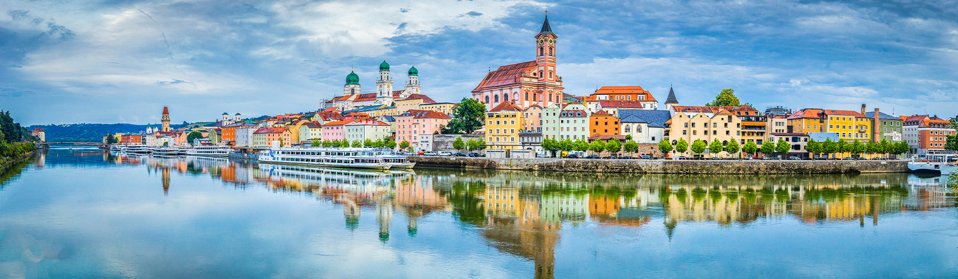 image avec une vue panoramique de la ville historique de Passau reflétant dans le célèbre Danube à Bavière en Allemagne