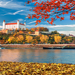 image du château de Bratislava en Slovaquie, avec le fleuve du Danube et vieille ville de Bratislava en automne