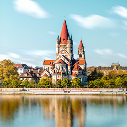 image de l'église Saint François d'Assise avec une réflexion sur l'eau à Vienne