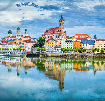 image avec une vue panoramique de la ville historique de Passau reflétant dans le célèbre Danube à Bavière en Allemagne