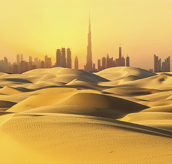 image de l'horizon de ville avec des buildings de Dubai au coucher du soleil vu du désert