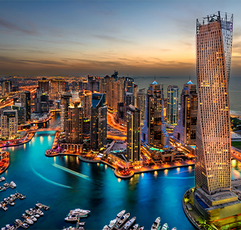 image le soir du centre-ville de Dubaï avec toutes ses illuminations et avec le passage de la mer