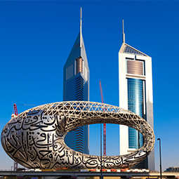 image du musée du futur qui est en forme de tore à Dubai