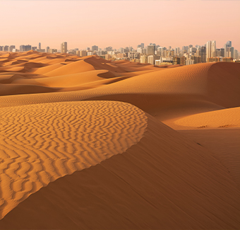 image de l'horizon de ville au coucher du soleil vu du désert