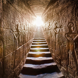 image d'intérieur du temple Edfu d'Egypte avec en vue le passage flanqué de deux murs scintillants pleins de hiéroglyphes égyptiens