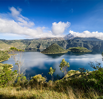 image d'un lac en équateur avec ses montagnes et verdures