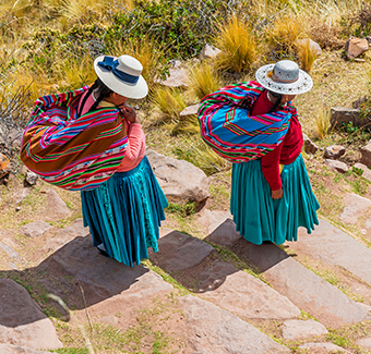 image de 2 jeunes filles habillées en tenues traditionnelles équatoriennes descendant des marches