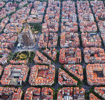 image en hauteur de la ville de Barcelone avec comme vue principale sur la Sagrada Família