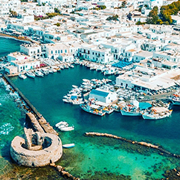 image du port maritime de Patras en Grèce avec en visuel pleins de petite maisons blanche, le port, la mer et pleins de bateaux