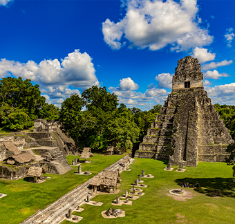 image du grand Temple Jaguar situé au Parc national de Tikal, inscrit au patrimoine mondial de l'UNESCO