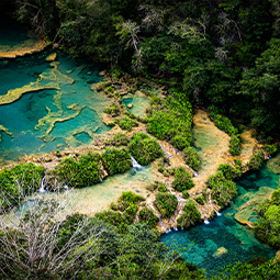 image des bassins de calcaires sur la rivière Cahabon dans le département d'Alta Verapaz