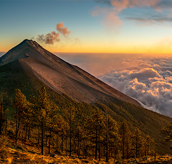image d'une randonnée panoramique au volcan Guatémala au-dessus des nuages au coucher du soleil avec vue sur le ciel et les arbres du parc naturel